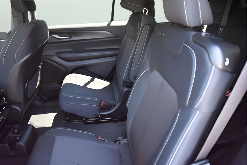 2025 Jeep Grand Cherokee Laredo photo 14