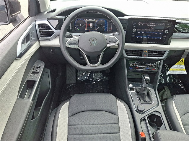 2025 Volkswagen Taos SEL photo 4