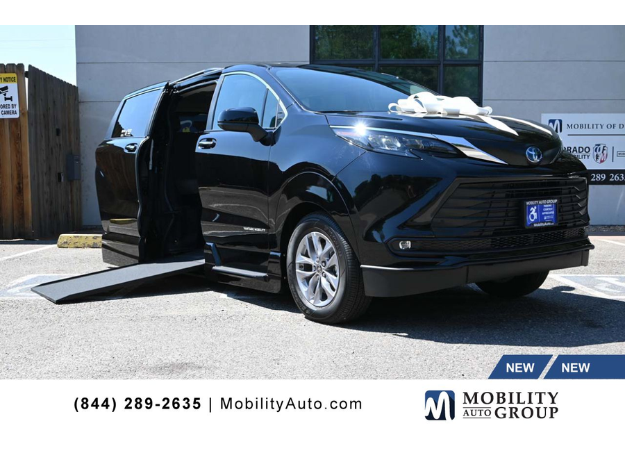 2025 Toyota Sienna XLE's photo