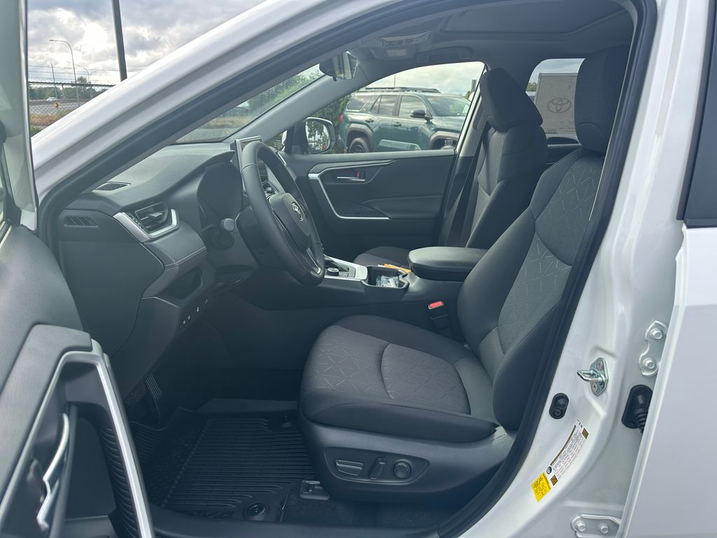 2025 Toyota RAV4 Hybrid XLE photo 13
