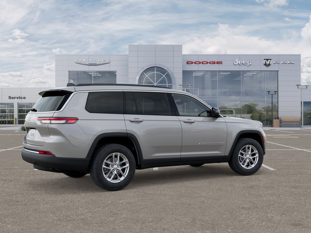 2025 Jeep Grand Cherokee Laredo photo 2