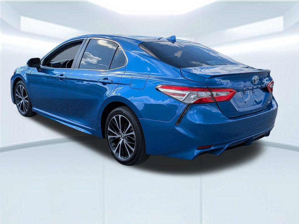2020 Toyota Camry SE photo 3