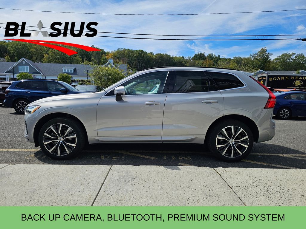 2022 Volvo XC60 B5 Momentum photo 3