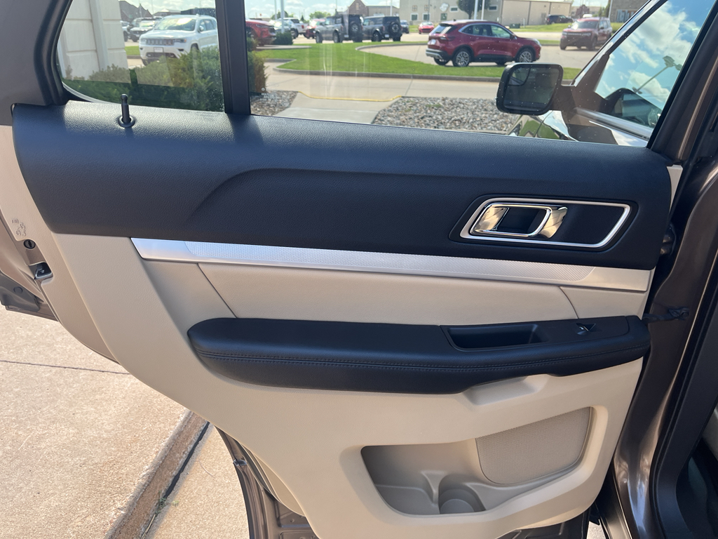 2016 Ford Explorer XLT photo 36