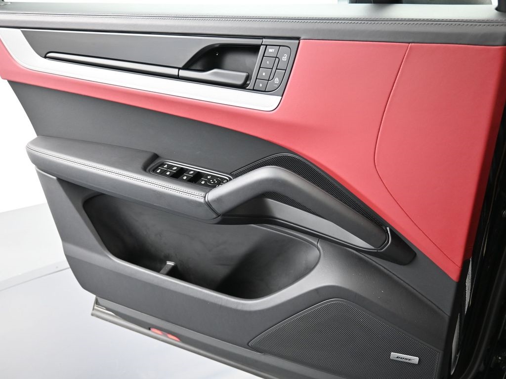 2024 Porsche Cayenne S photo 9