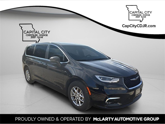 2026 Chrysler Pacifica Select's photo