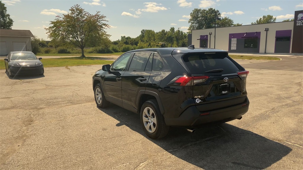 2022 Toyota RAV4 LE photo 6