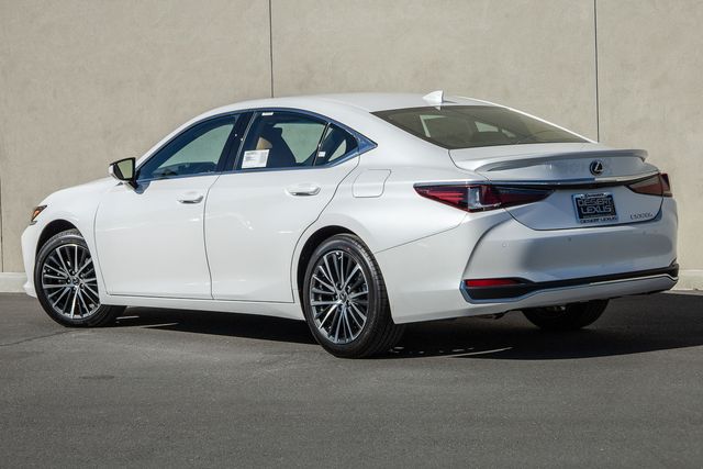 2025 Lexus ES 300h photo 3