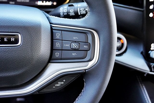 New 2025 Bright White Clear-Coat Exterior Paint Jeep Series II image 50