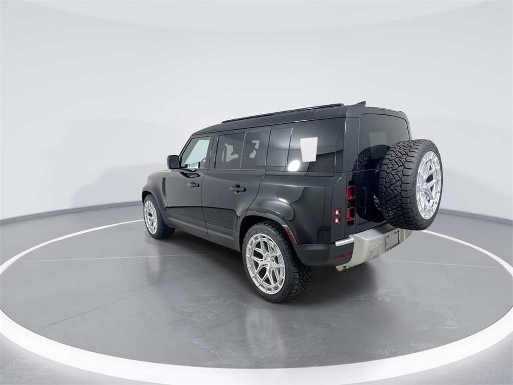 2025 Land Rover Defender 110 S photo 2