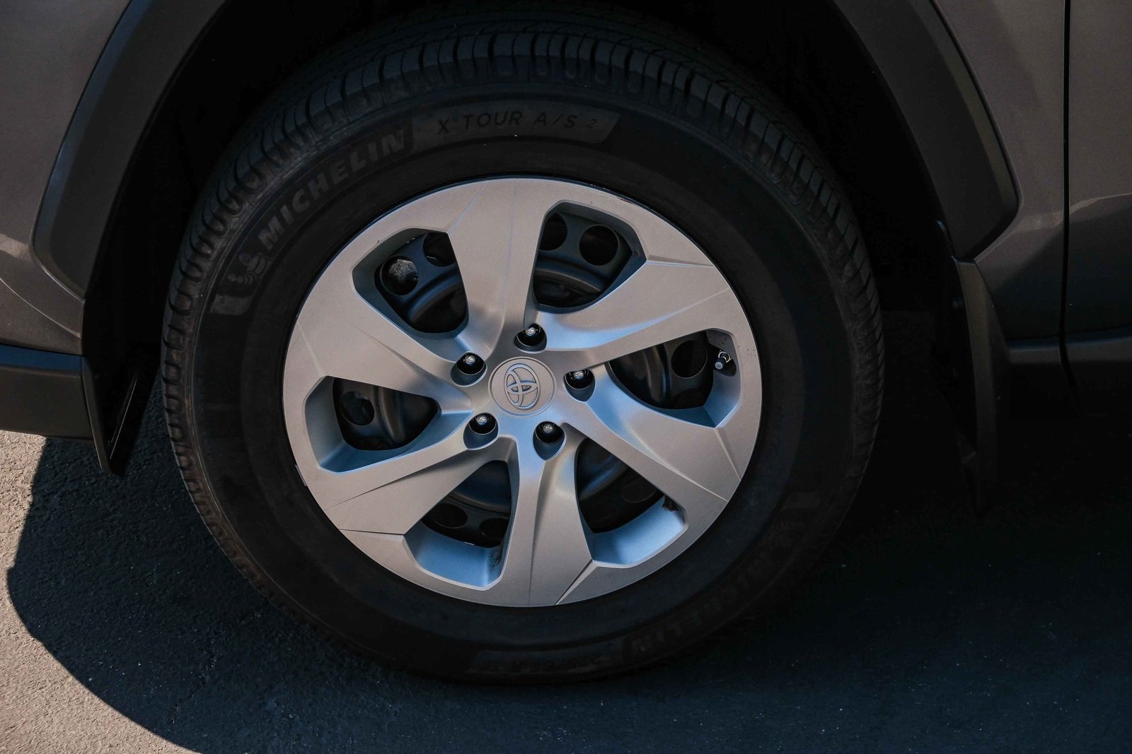 2022 Toyota RAV4 LE photo 6
