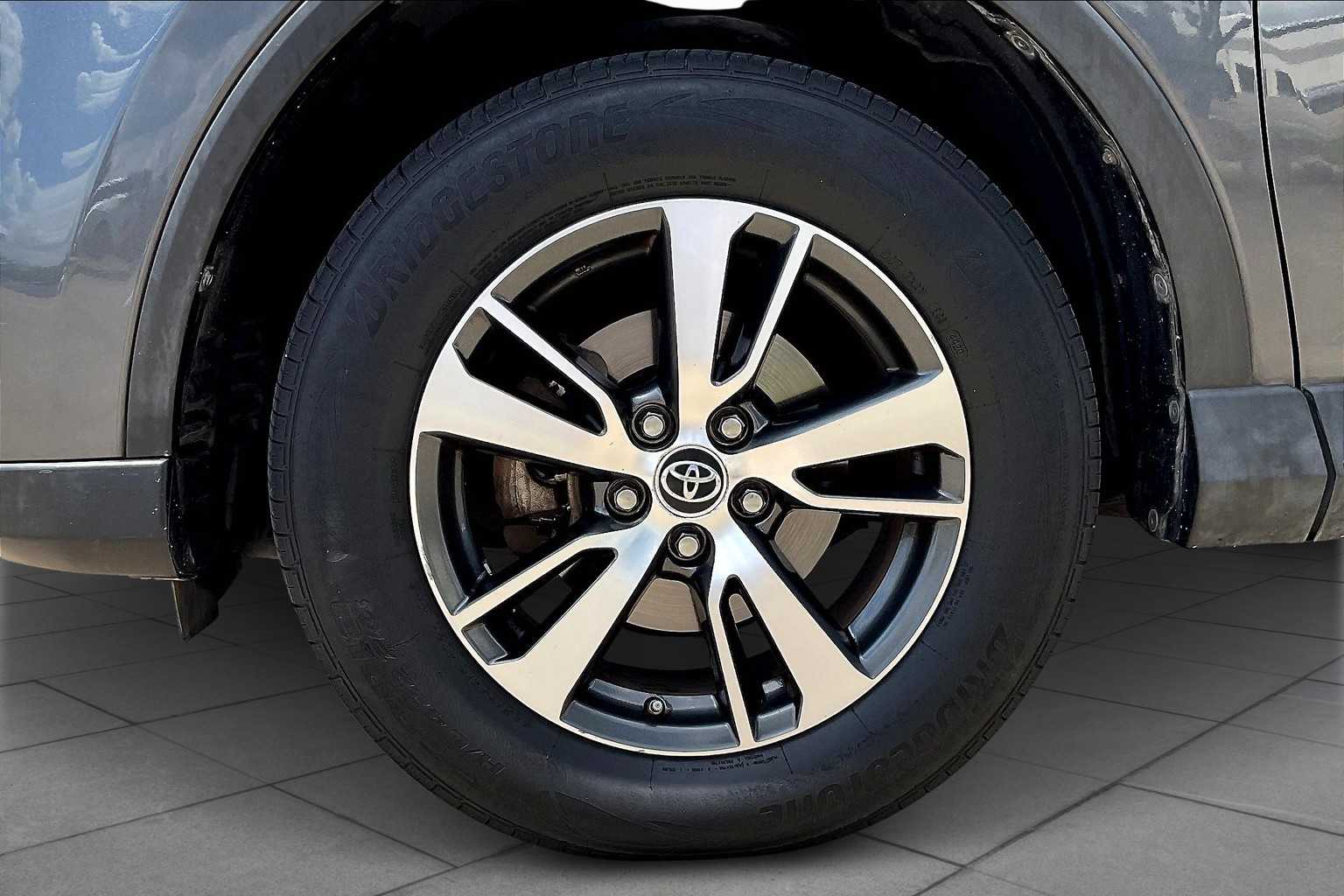 2017 Toyota RAV4 XLE photo 9