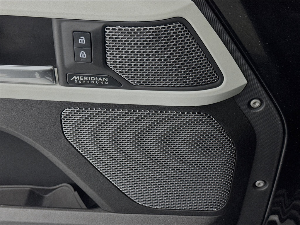 2023 Land Rover Defender 110 SE photo 15