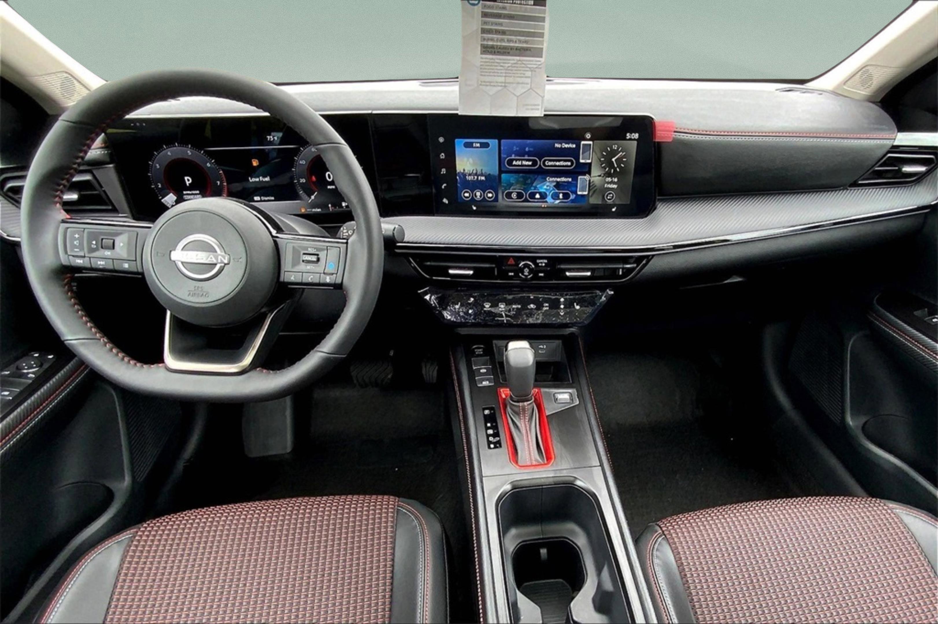 2025 Nissan Kicks SR photo 3
