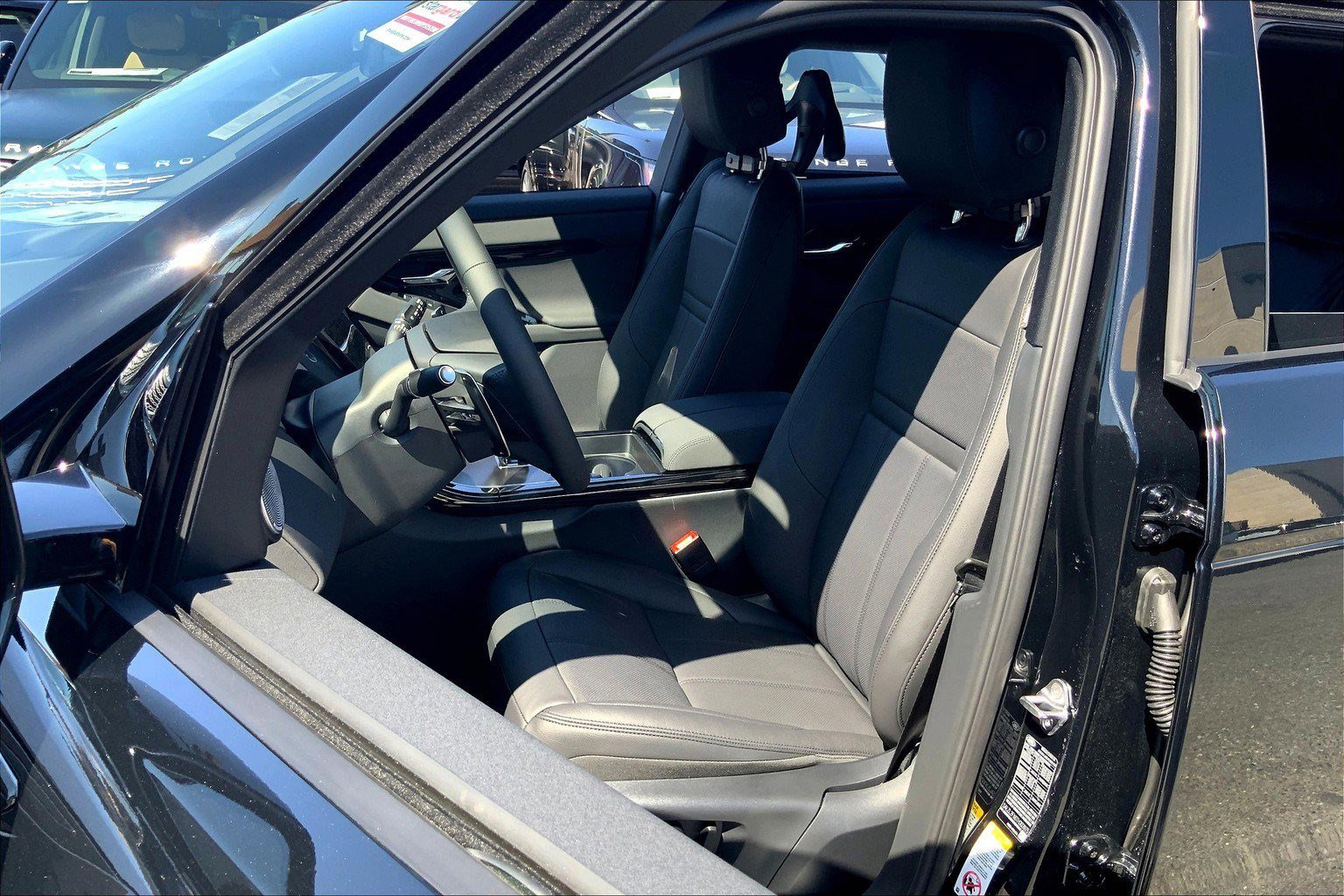 2026 Land Rover Range Rover Evoque Dynamic SE photo 4