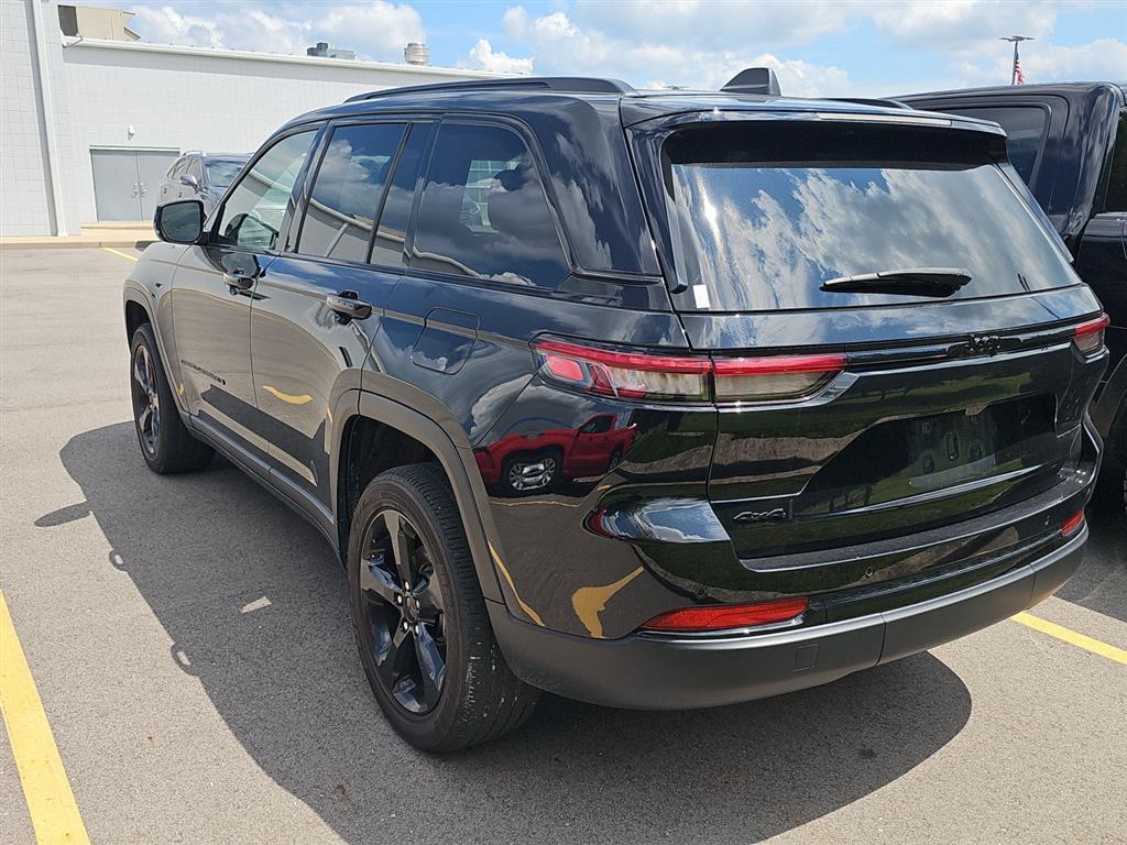 2023 Jeep Grand Cherokee Altitude photo 3