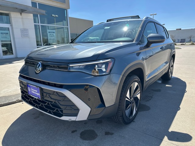 2025 Volkswagen Taos SE photo 3