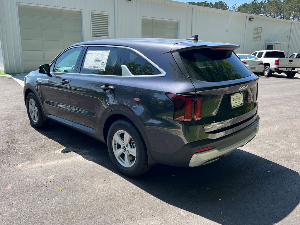 2025 Kia Sorento LX photo 4