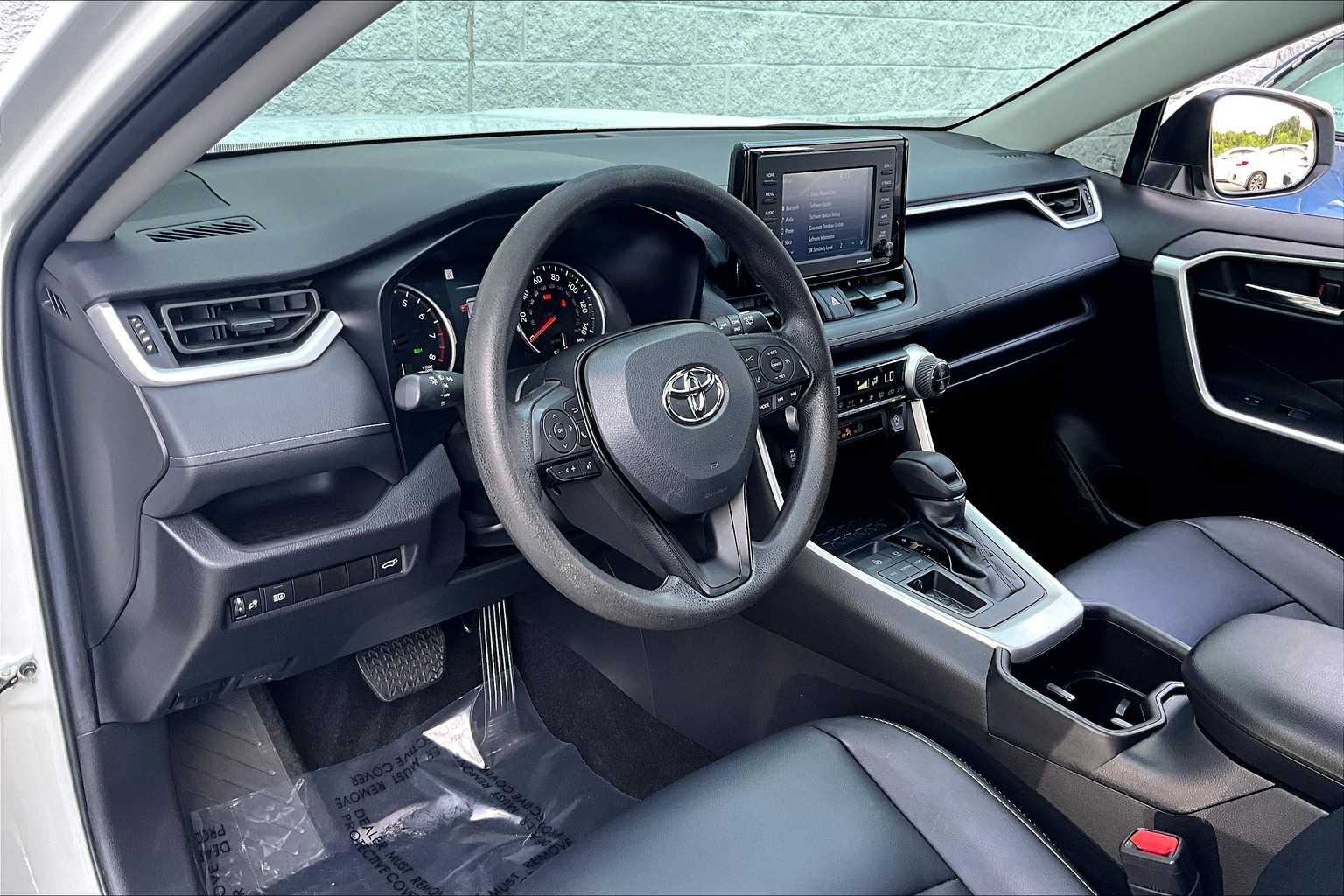 2022 Toyota RAV4 XLE photo 12