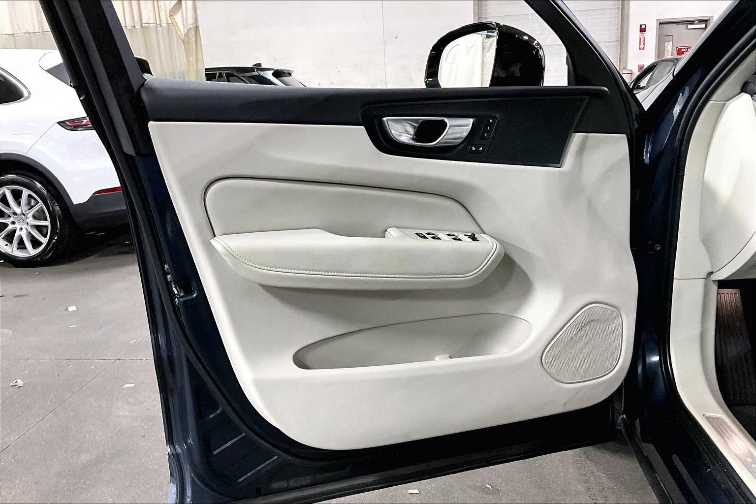 2024 Volvo XC60 Plus photo 21