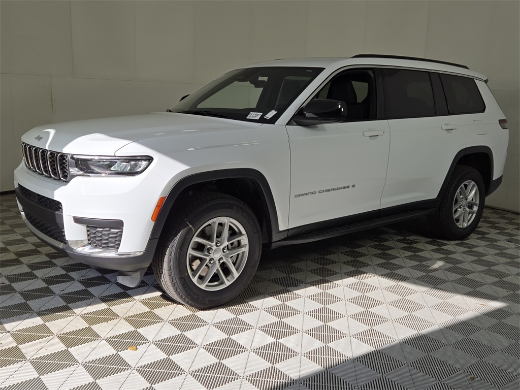 2025 Jeep Grand Cherokee Laredo photo 4