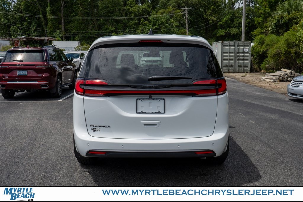 2026 Chrysler Pacifica photo 4