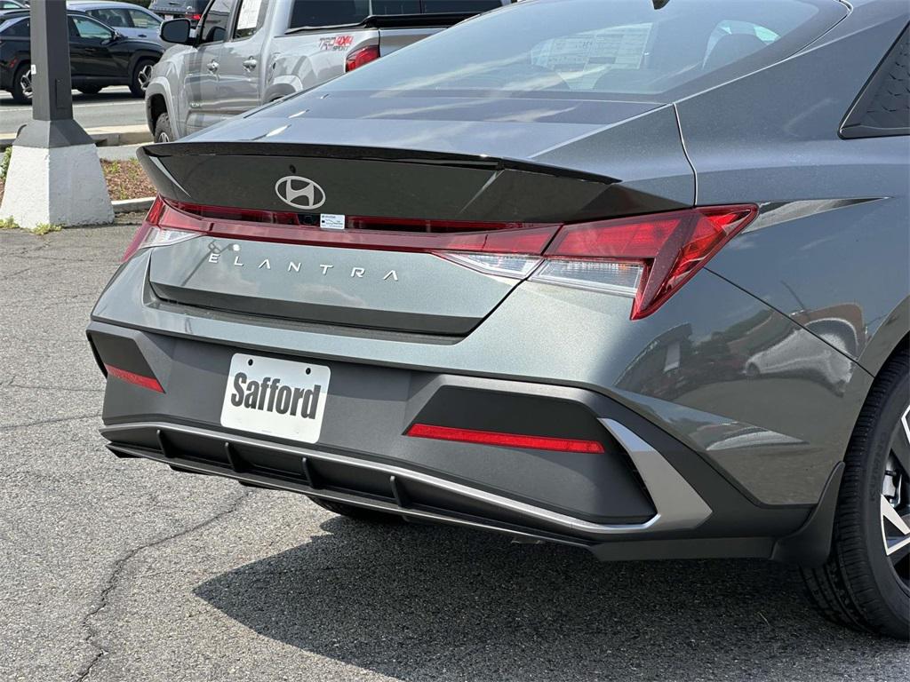 2025 Hyundai Elantra SEL Sport photo 11