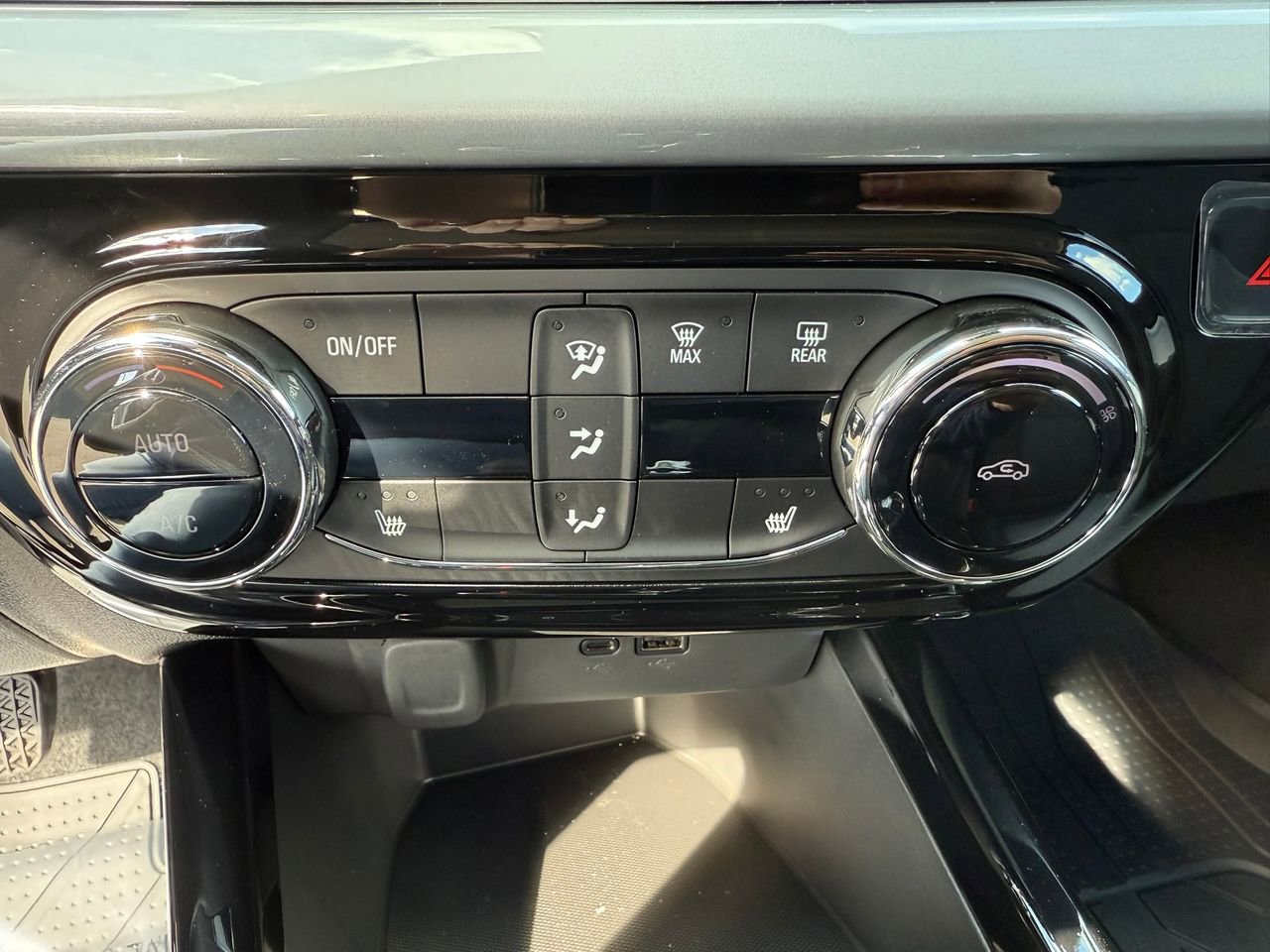 2025 Chevrolet Trax LT photo 22