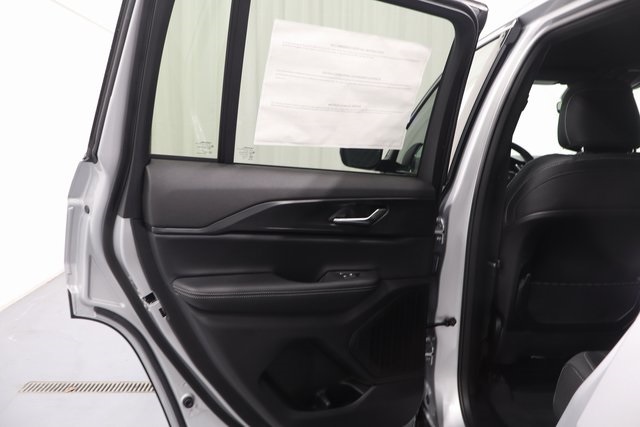 2025 Jeep Grand Cherokee Laredo photo 11