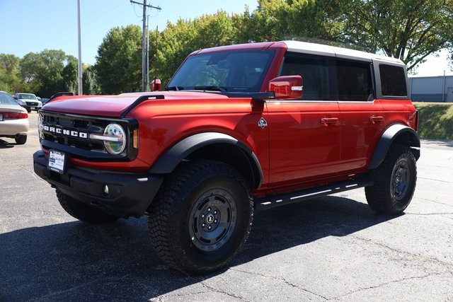 2024 Ford Bronco Outer Banks photo 2