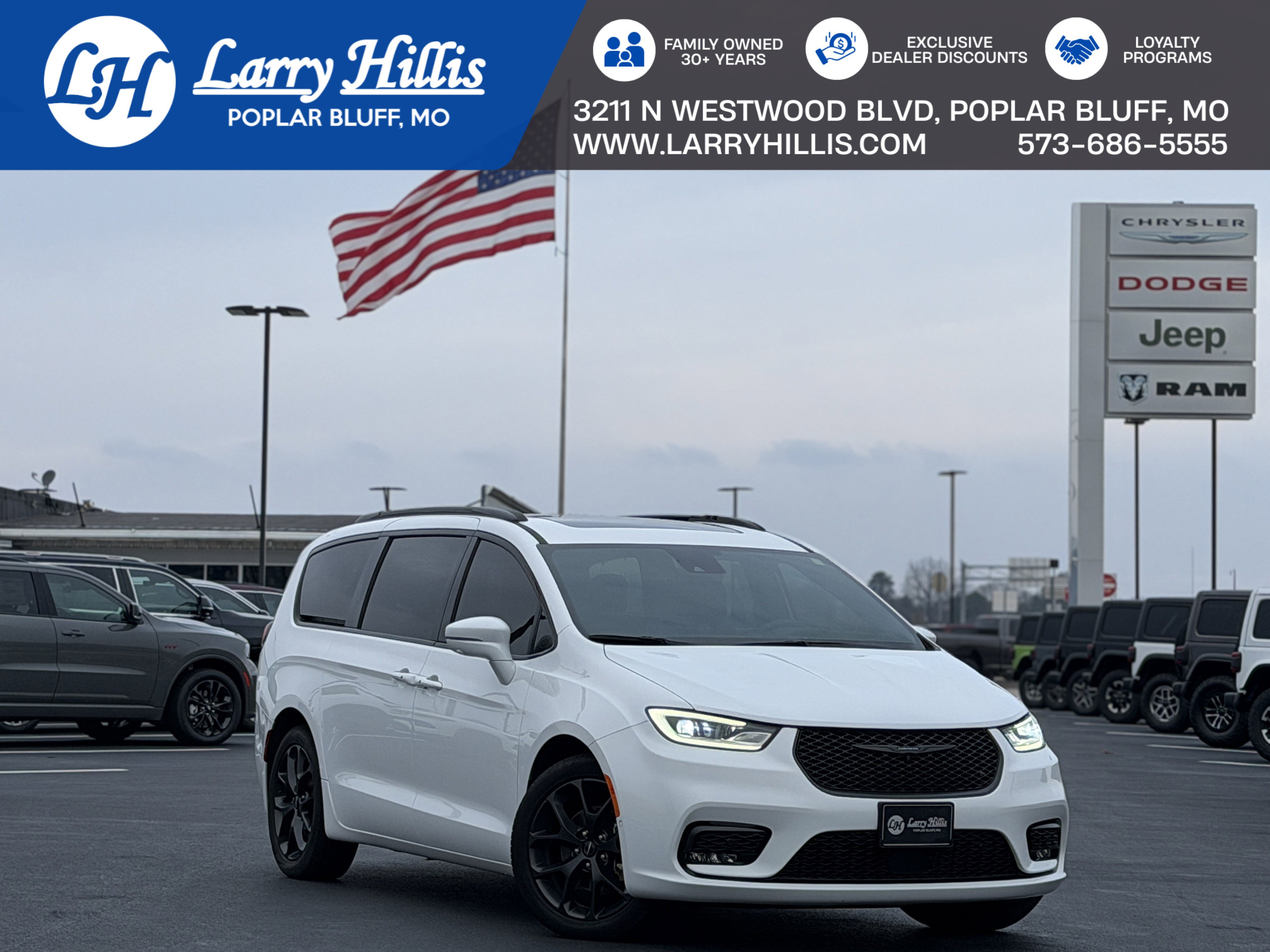 2022 Chrysler Pacifica Touring L's photo