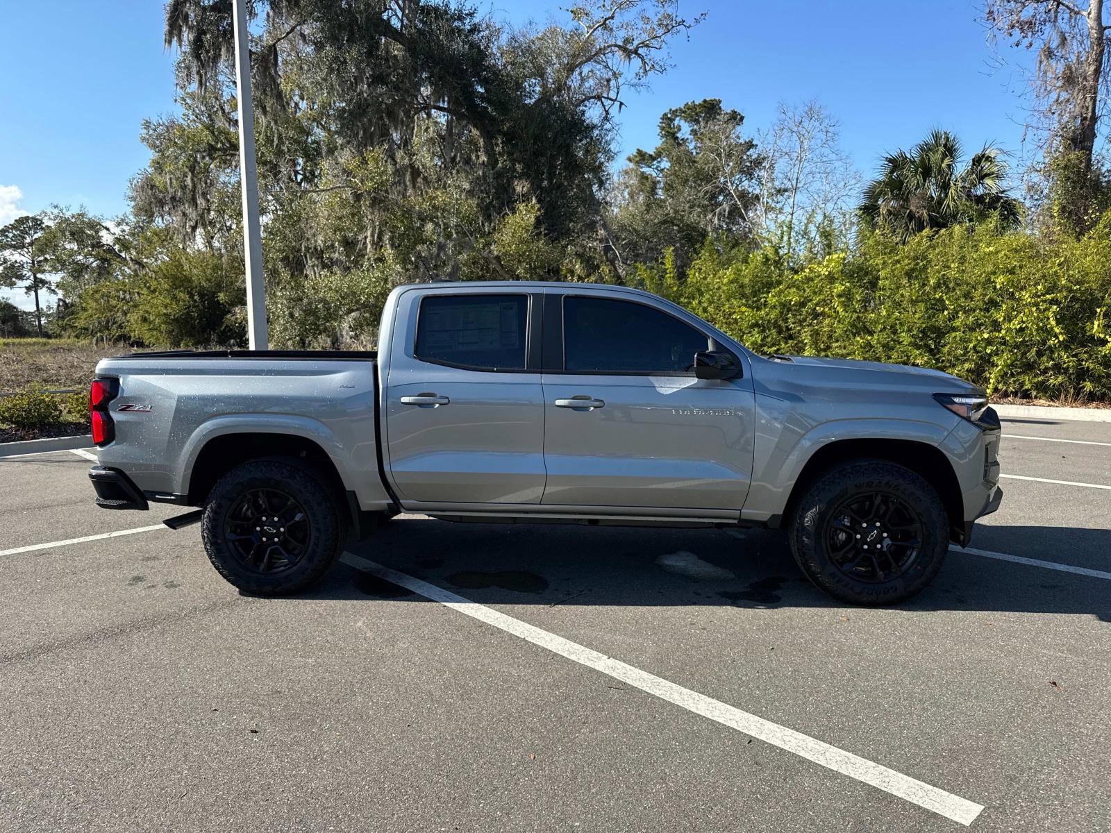 2025 Chevrolet Colorado Z71 photo 2