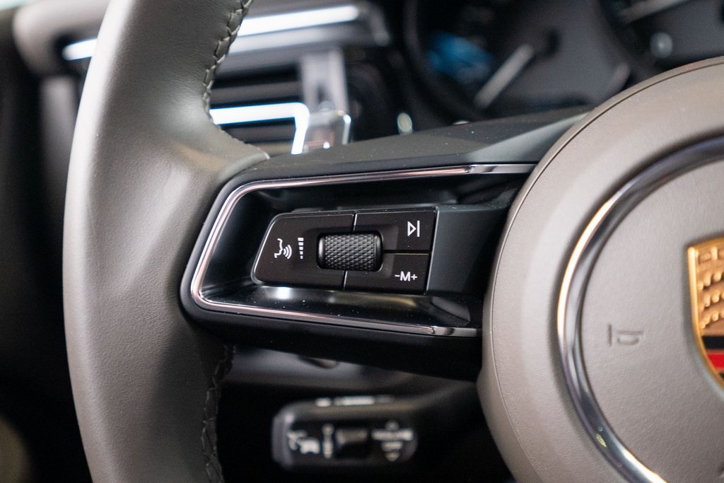 2025 Porsche Macan Base photo 31