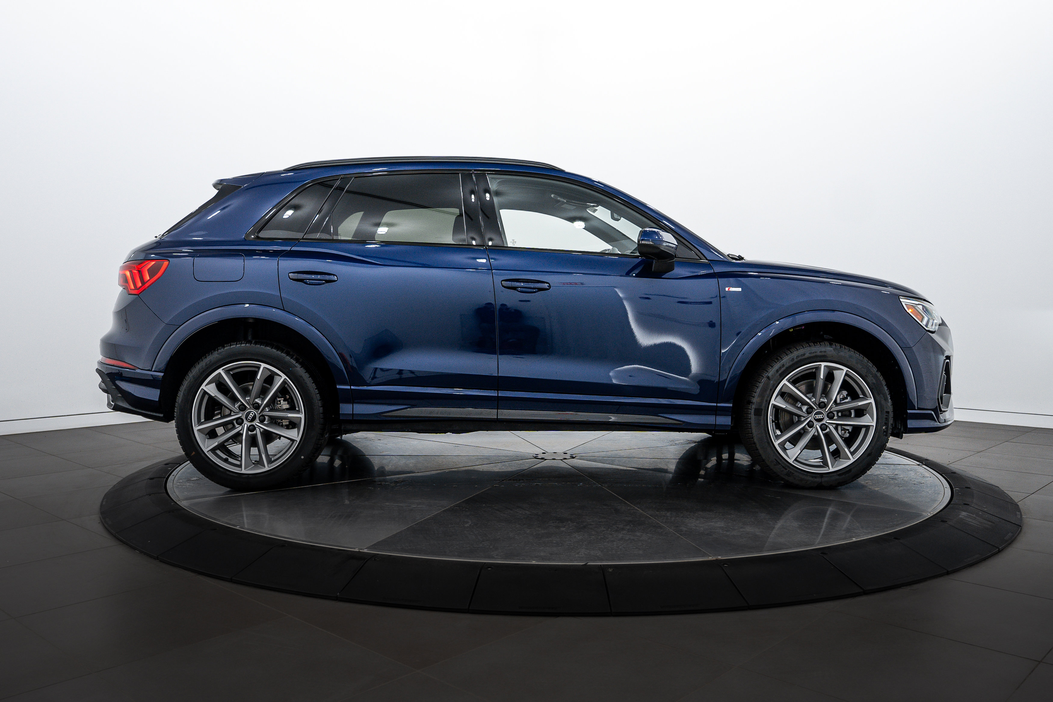 2025 Audi Q3 S line Premium photo 3
