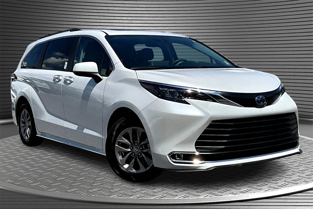 2024 Toyota Sienna XLE photo 3