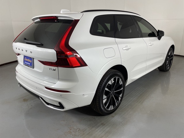 2026 Volvo XC60 Plus photo 8