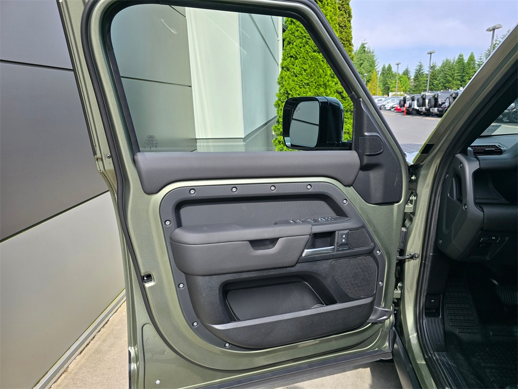 2025 Land Rover Defender 110 S photo 17