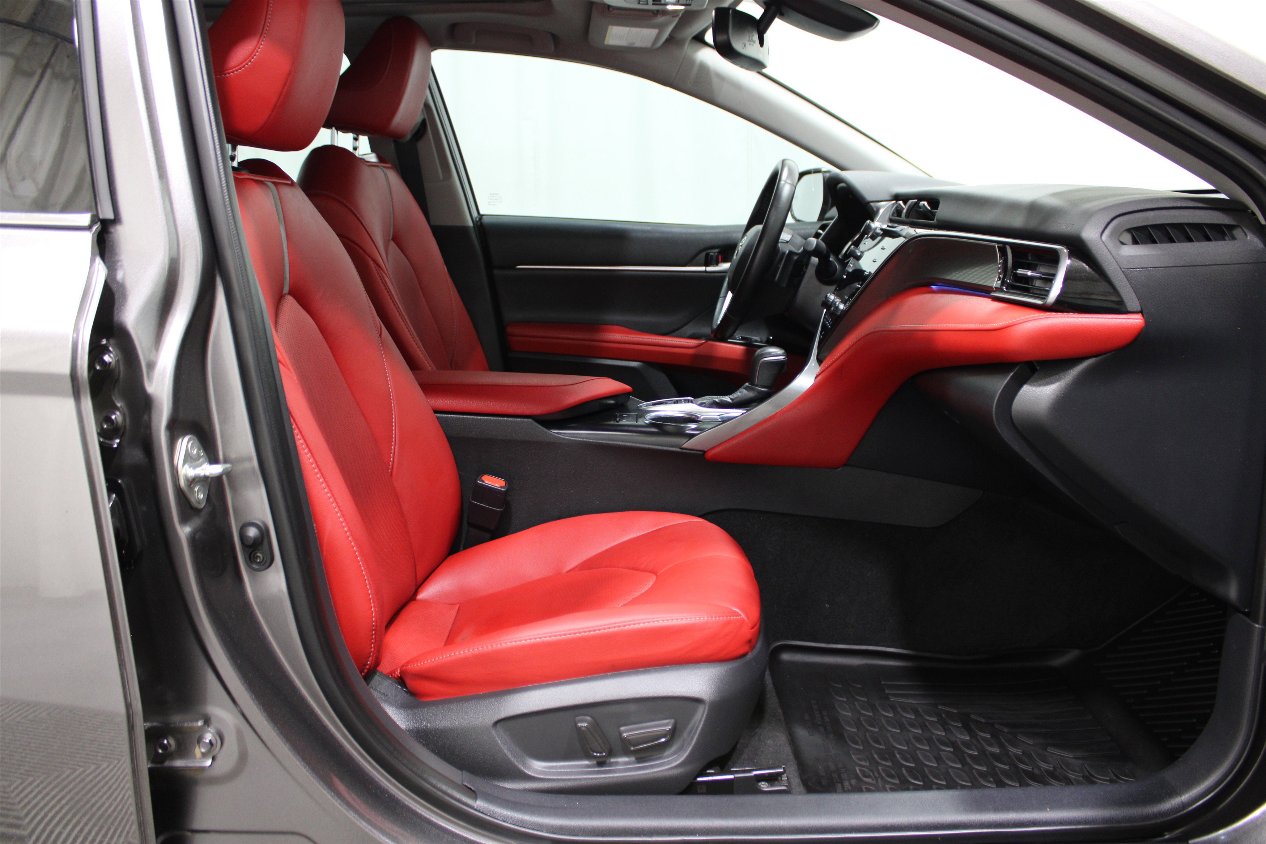2020 Toyota Camry XSE photo 14