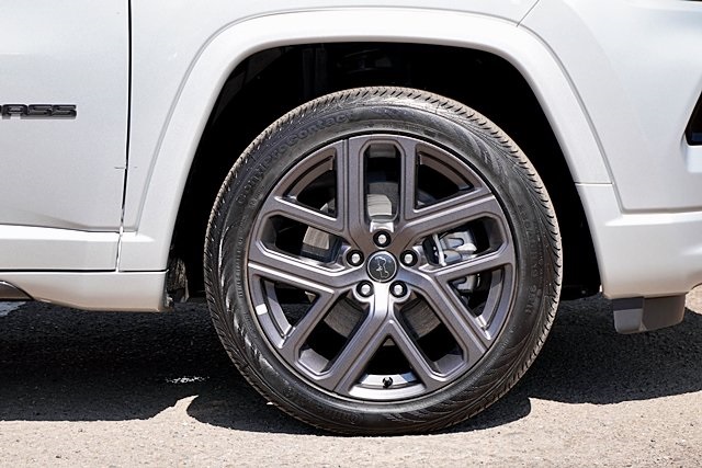 New 2025 Silver Zynith Metallic Clear-Coat Exterior Paint Jeep Limited image 8