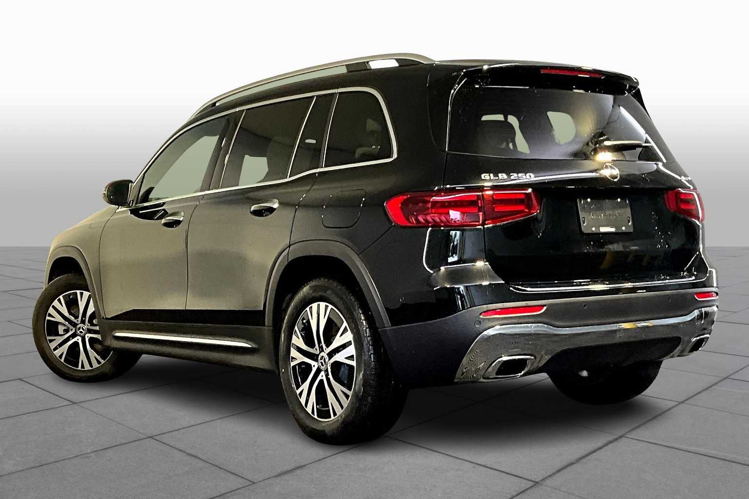 2026 Mercedes Benz GLB 250 4MATIC photo 3