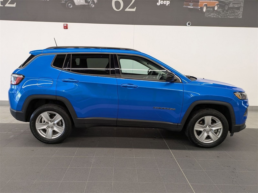 2022 Jeep Compass Latitude photo 2