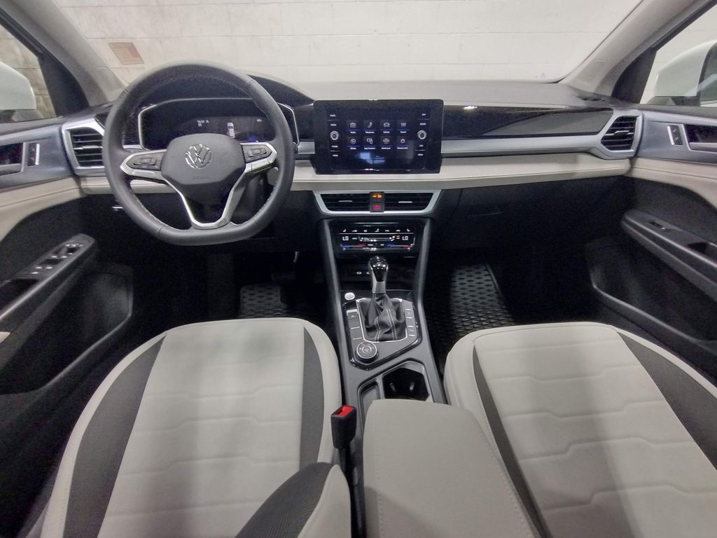 2025 Volkswagen Taos SE photo 31