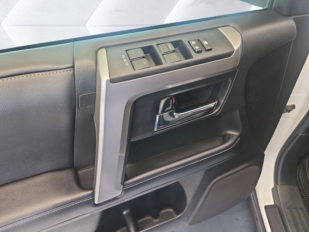 2018 Toyota 4Runner SR5 photo 9