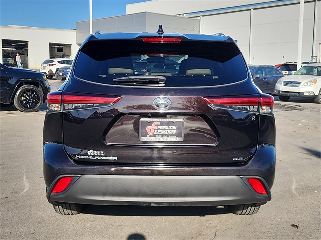 2021 Toyota Highlander XLE photo 2