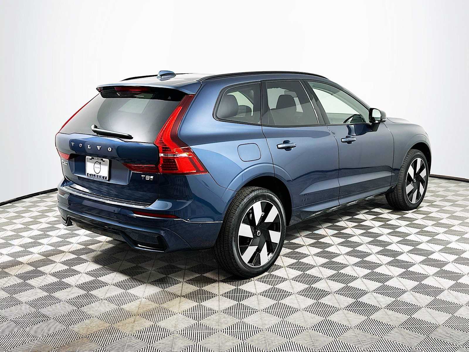 2025 Volvo XC60 T8 Plus photo 7