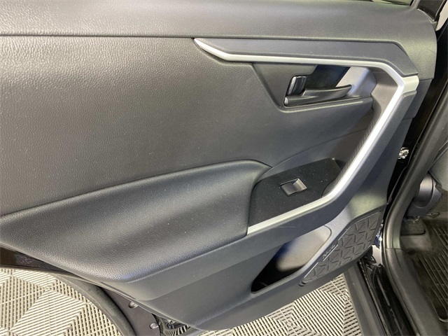 2021 Toyota RAV4 LE photo 24