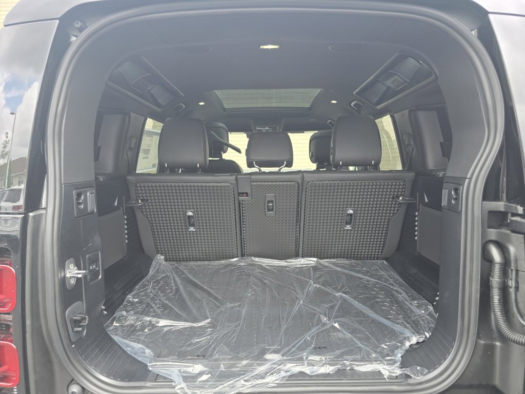 2025 Land Rover Defender 110 X-Dynamic SE photo 17