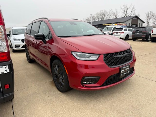 2026 Chrysler Pacifica Select's photo