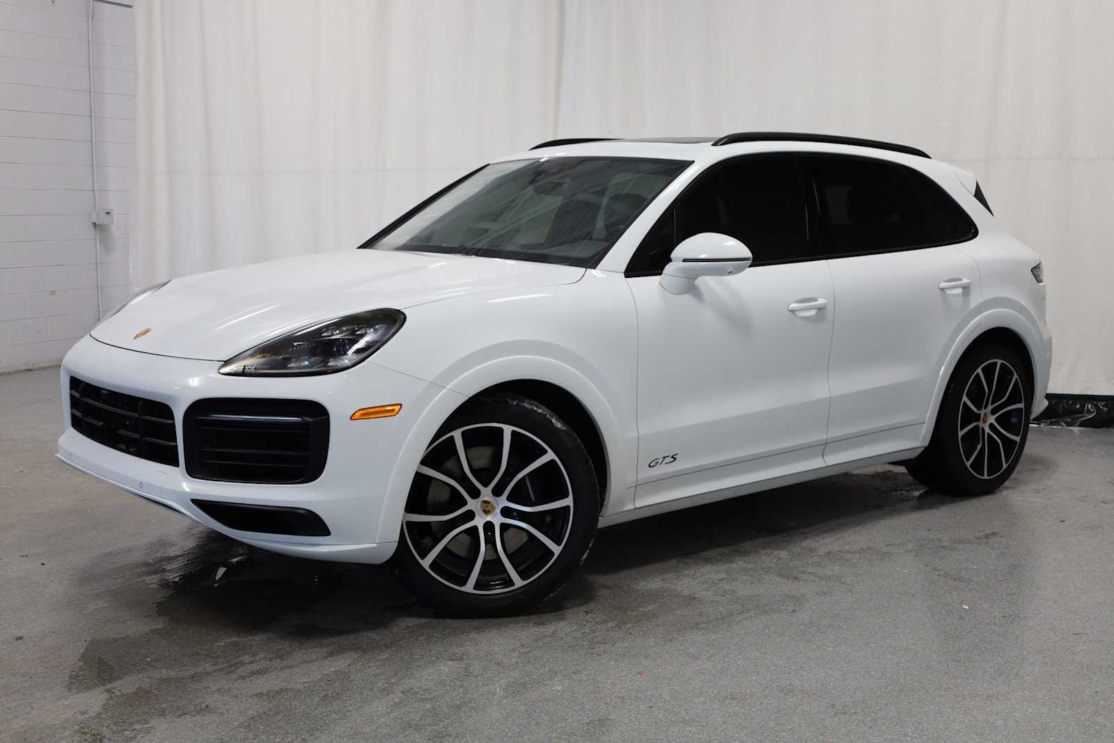 2023 Porsche Cayenne GTS's photo