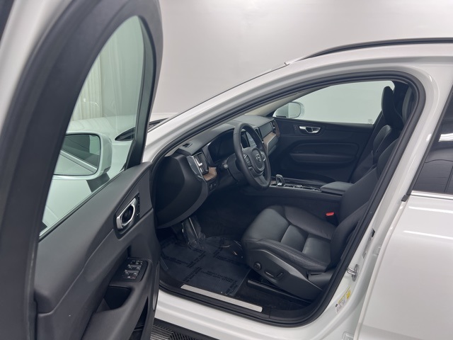2022 Volvo XC60 B5 Momentum photo 12